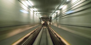 自动列车在隧道中移动，高速现代城市时间流逝