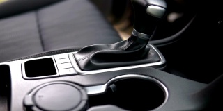 豪华汽车内饰-驾驶员座椅，方向盘，变速杆，仪表盘和电脑。