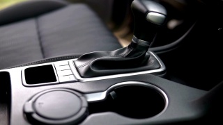 豪华汽车内饰-驾驶员座椅，方向盘，变速杆，仪表盘和电脑。视频素材模板下载