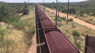 铁矿石由南非一列非常长的货运火车用铁路卡车运输视频素材模板下载
