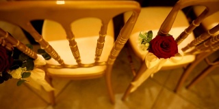 室内婚礼场地椅子与玫瑰花