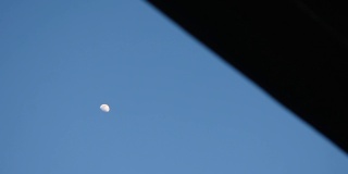 蓝天上的小月亮