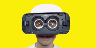 快乐的男孩戴着虚拟现实眼镜，有着大大的眼睛