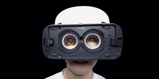 快乐的男孩戴着虚拟现实眼镜，有着大大的眼睛