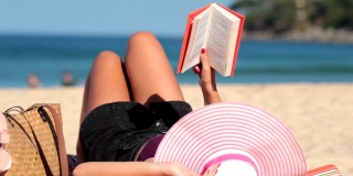 特写，女孩在沙滩上看书放松