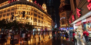 4k时间流逝:国庆前夕，游客人群在南京路购物街散步。
