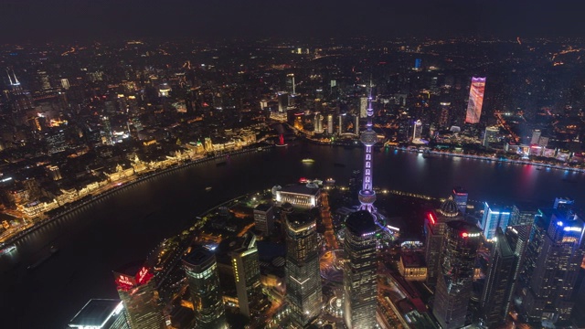 航拍上海陆家嘴地区和外滩全景，摩天大楼灯光秀在晚上，中国。