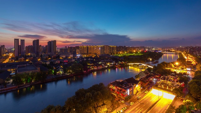 杭州城市天际线的高角度视图。大运河从早到晚的时间流逝