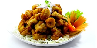 鸡肉，卡拉吉日式炸鸡配洋葱和小葱开胃菜