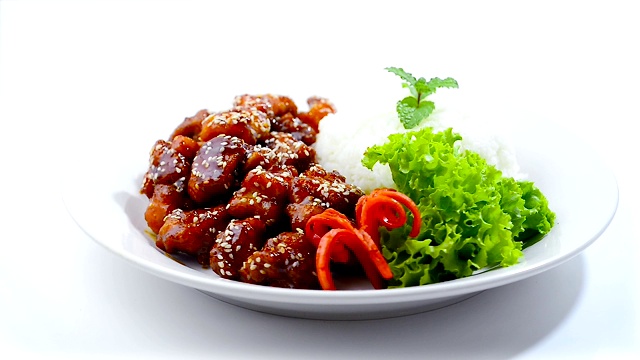 炸鸡(Dak Gang Jung)配原味酱，甜辣可口，芝麻浇饭，韩式料理
