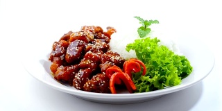 炸鸡(Dak Gang Jung)配原味酱，甜辣可口，芝麻浇饭，韩式料理