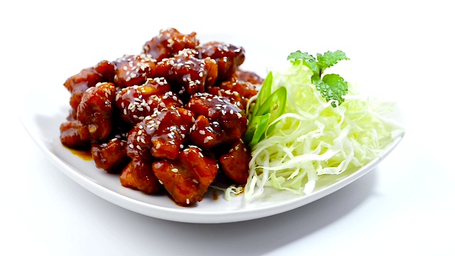 炸鸡(Dak Gang Jung)配原味酱，甜辣可口的芝麻浇汁韩式料理