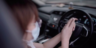 坐在车里的女人戴着保护面膜。健康保护