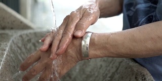 SLO MO老年妇女洗手是为了清洁双手，防止细菌和病毒，健康的理念