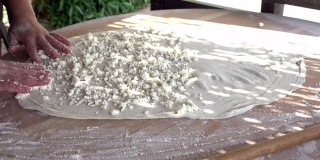 土耳其面包。近距离厨师准备美味的蛋糕与填料。