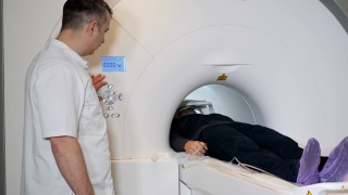 男性病人正在进行ct扫描。医疗设备:诊断门诊用计算机体层摄影机。健康的概念。医生按下CT MRI扫描仪设置按钮。高清视频素材模板下载