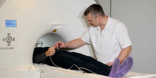 计算机断层摄影的概念。健康的概念。现代医院采用磁共振成像仪对病人进行扫描。医生和患者在进行CT MRI检查前。竖起大拇指。高清