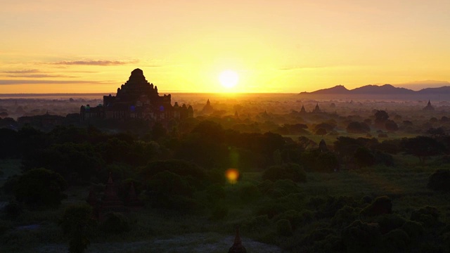 蒲甘平原在雾蒙蒙的早晨，缅甸日出，剪影气球在古代帝国蒲甘的缅甸