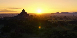蒲甘平原在雾蒙蒙的早晨，缅甸日出，剪影气球在古代帝国蒲甘的缅甸