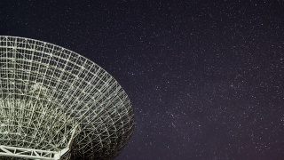 夜间观测银河系的T/L射电望远镜视频素材模板下载