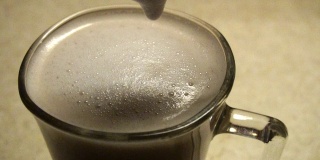 慢动作把牛奶泡到拿铁茶里