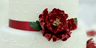 漂亮的婚礼蛋糕装饰着鲜花