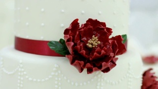 漂亮的婚礼蛋糕装饰着鲜花视频素材模板下载