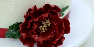 白色婚礼蛋糕，红色花朵