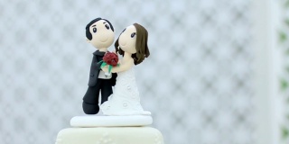 婚礼蛋糕与新娘和新郎雕像