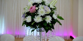 奢华的婚礼和桌上美丽的鲜花
