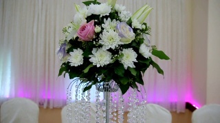 奢华的婚礼和桌上美丽的鲜花视频素材模板下载
