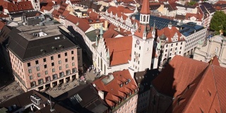 2019年5月20日，德国慕尼黑，阳光明媚的夏日，古老的市政厅(Altes Rathaus)。