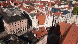 2019年5月20日，德国慕尼黑，阳光明媚的夏日，古老的市政厅(Altes Rathaus)。视频素材模板下载
