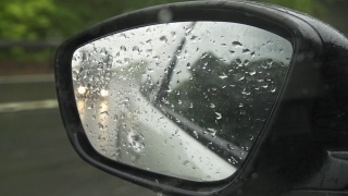 雨中行驶在高速公路上的汽车后视镜反射视频素材模板下载