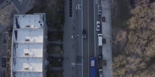 城市街道鸟瞰图，后面跟着一辆城市公交车