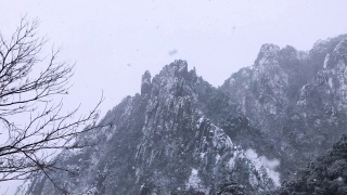 黄山罕见降雪，是联合国教科文组织世界遗产，冬季大雪景区视频素材模板下载