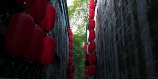 中国灯笼之间的墙壁附近的寺庙。