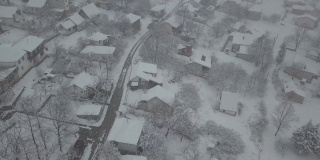 鸟瞰-暴风雪在村庄