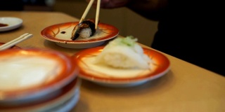 亚洲游客吃鳗鱼寿司，日本食物