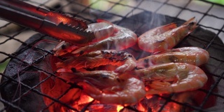 用传统的炉子烤虾。泰国海鲜菜单，味道鲜美。泰国街头小吃菜单。燃烧着木炭，下面有炽热的火焰。热菜单，适合野餐时间。