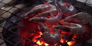 用传统的炉子烤虾。泰国海鲜菜单，味道鲜美。泰国街头小吃菜单。燃烧着木炭，下面有炽热的火焰。热菜单，适合野餐时间。