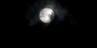 超级月亮是被乌云包围的最大的满月