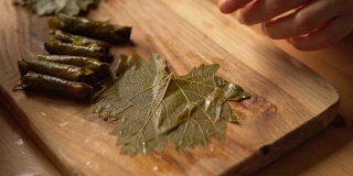 如何用橄榄油做土尔其传统菜塞葡萄叶子-塞葡萄叶子