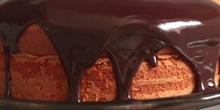 巧克力糖霜胡萝卜蛋糕。