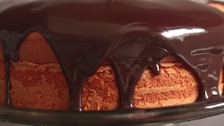 巧克力糖霜胡萝卜蛋糕。视频素材模板下载