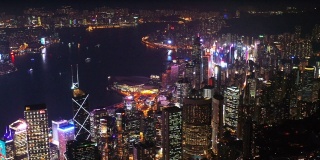 从无人机上看香港。城市夜景鸟瞰图