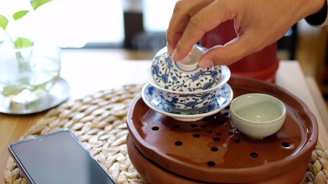 一个男人在准备中国茶