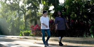 亚洲印度女性假肢截肢者和中国老年妇女在公园散步