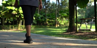 亚洲印度女性截肢与义肢行走在公园