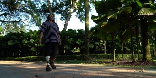 亚洲印度女性截肢与义肢行走在公园